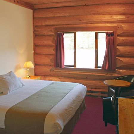 Northern Rockies Lodge Muncho Lake Extérieur photo