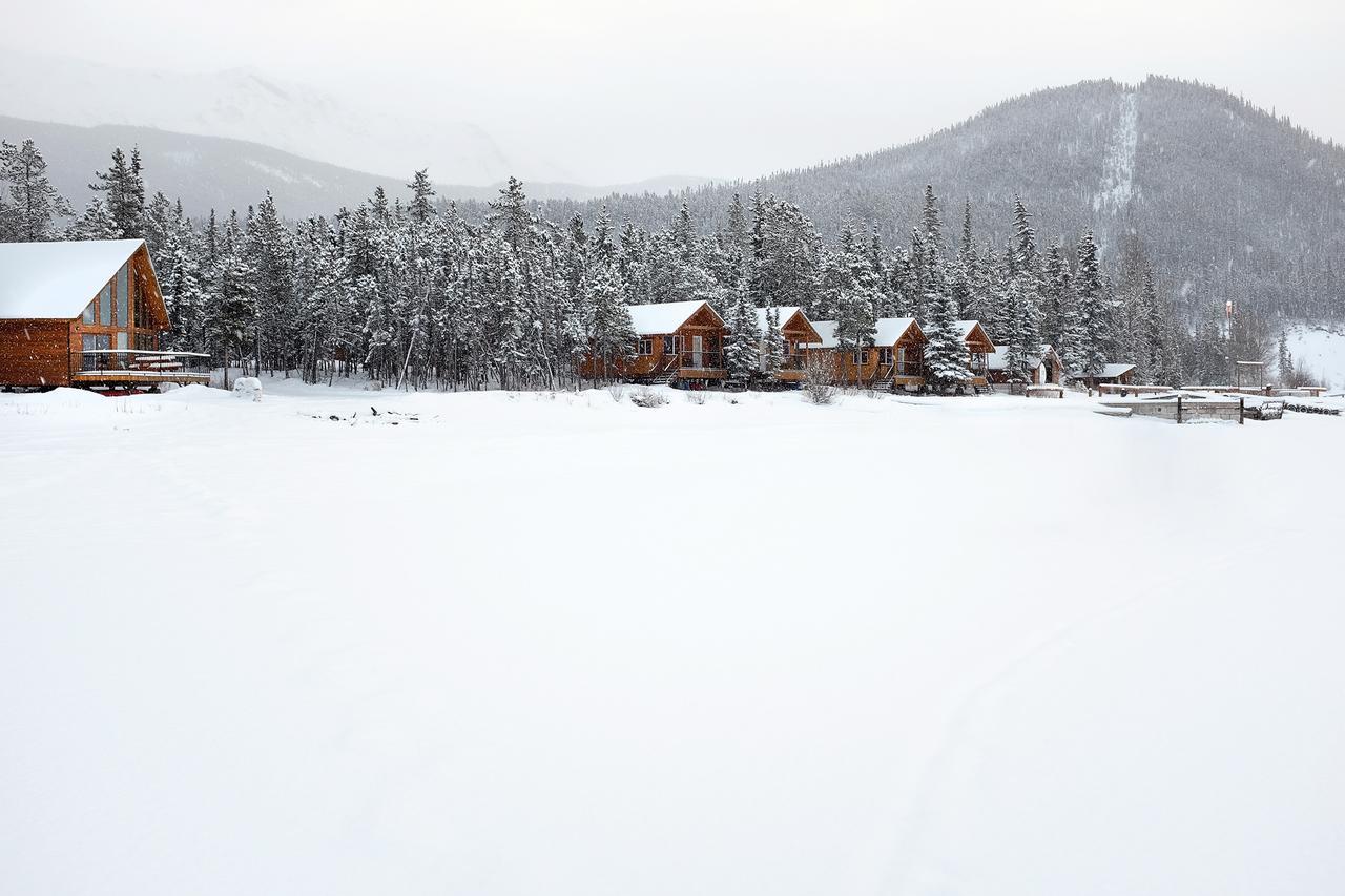 Northern Rockies Lodge Muncho Lake Extérieur photo