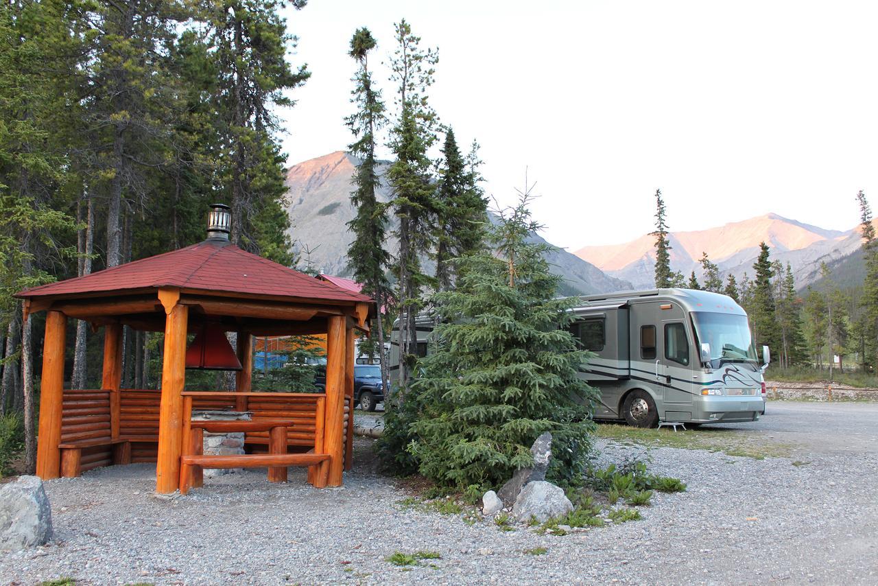 Northern Rockies Lodge Muncho Lake Extérieur photo