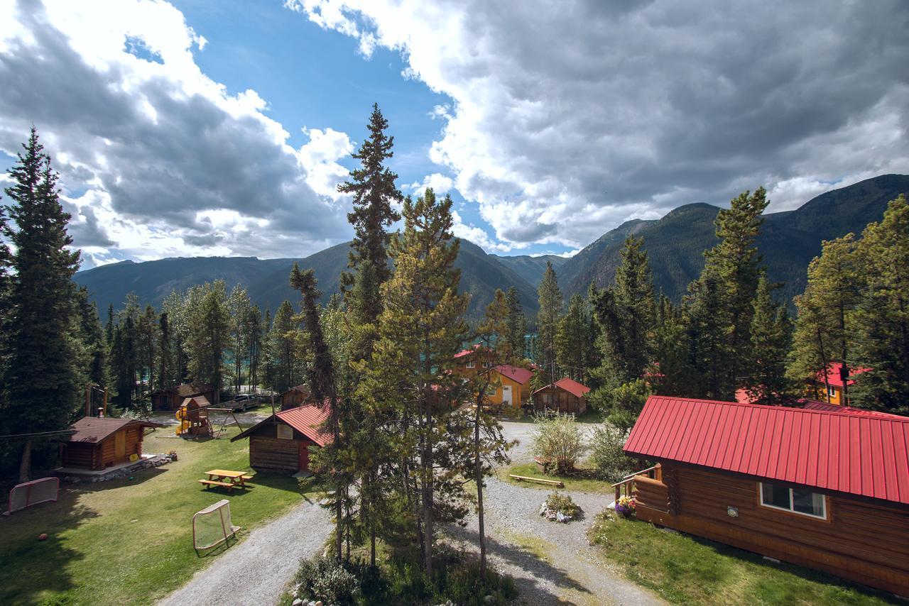 Northern Rockies Lodge Muncho Lake Extérieur photo