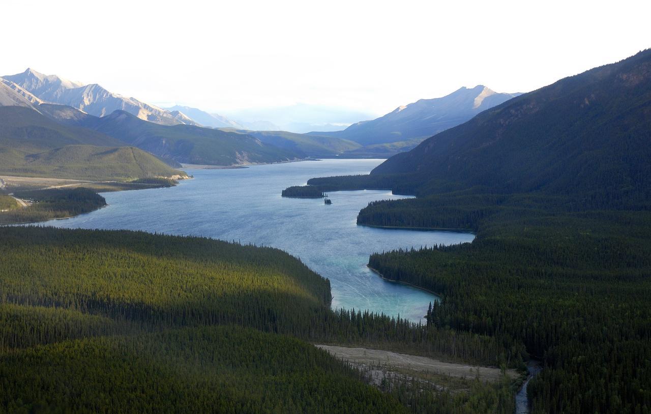 Northern Rockies Lodge Muncho Lake Extérieur photo