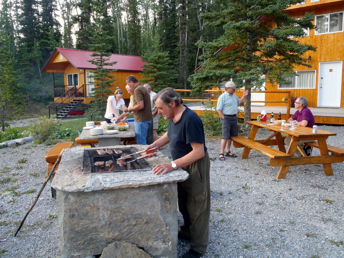 Northern Rockies Lodge Muncho Lake Extérieur photo