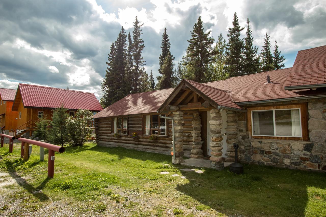 Northern Rockies Lodge Muncho Lake Extérieur photo