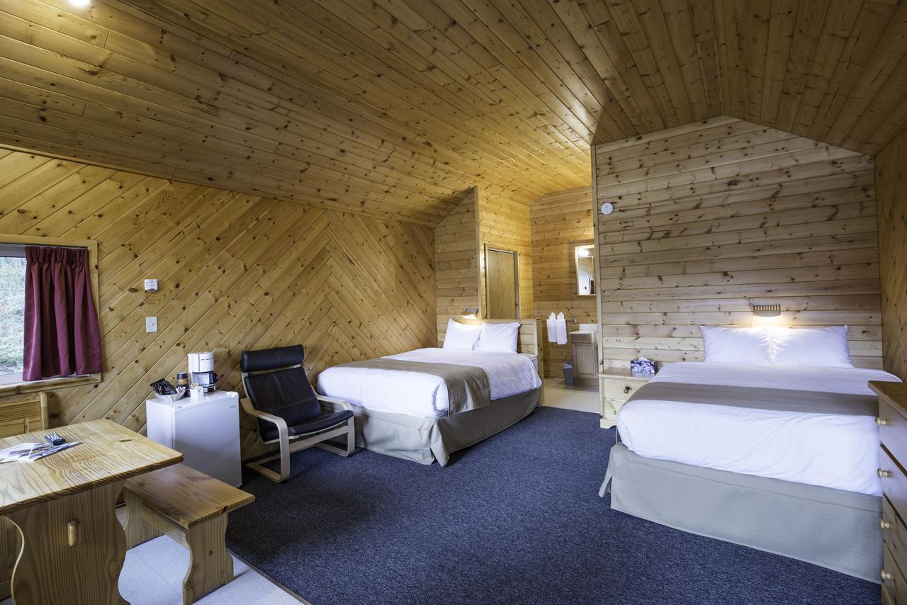 Northern Rockies Lodge Muncho Lake Extérieur photo