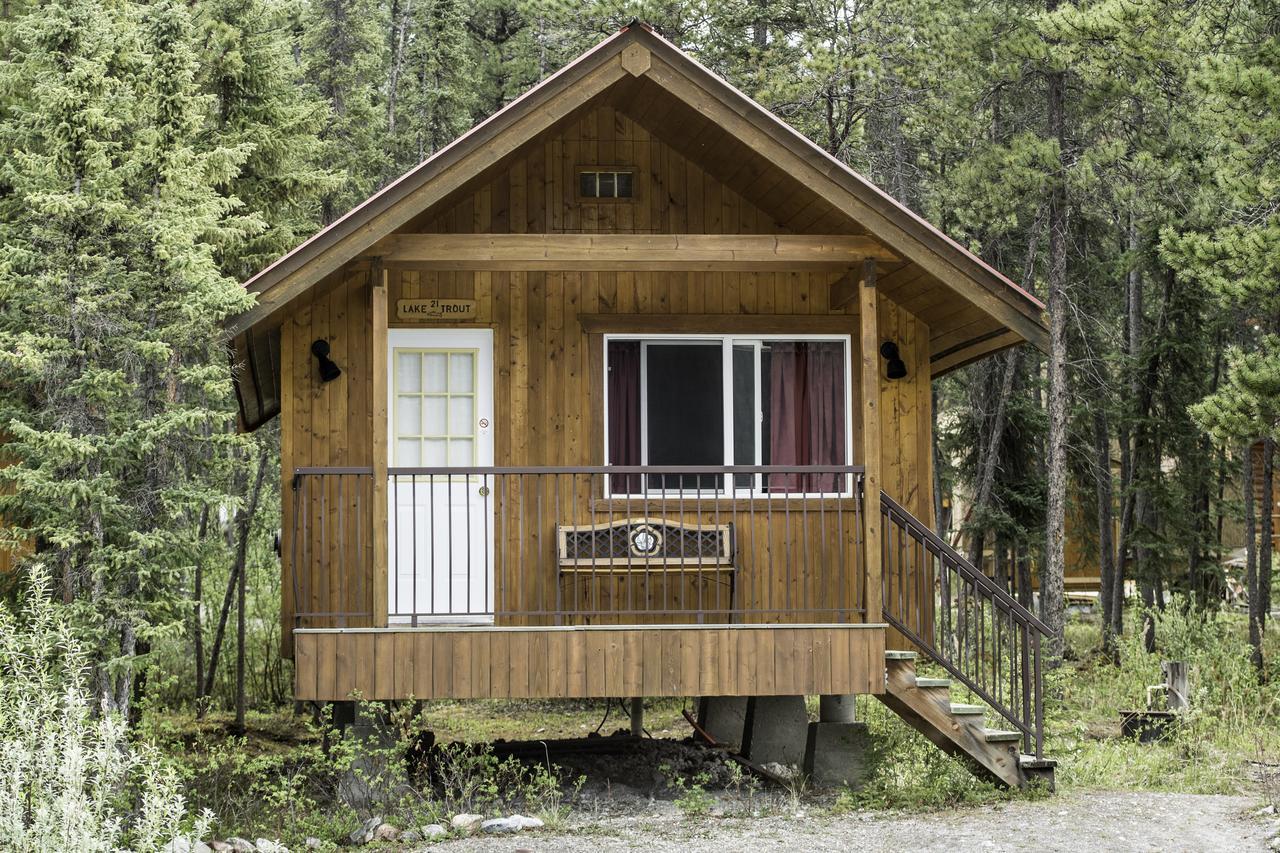 Northern Rockies Lodge Muncho Lake Extérieur photo