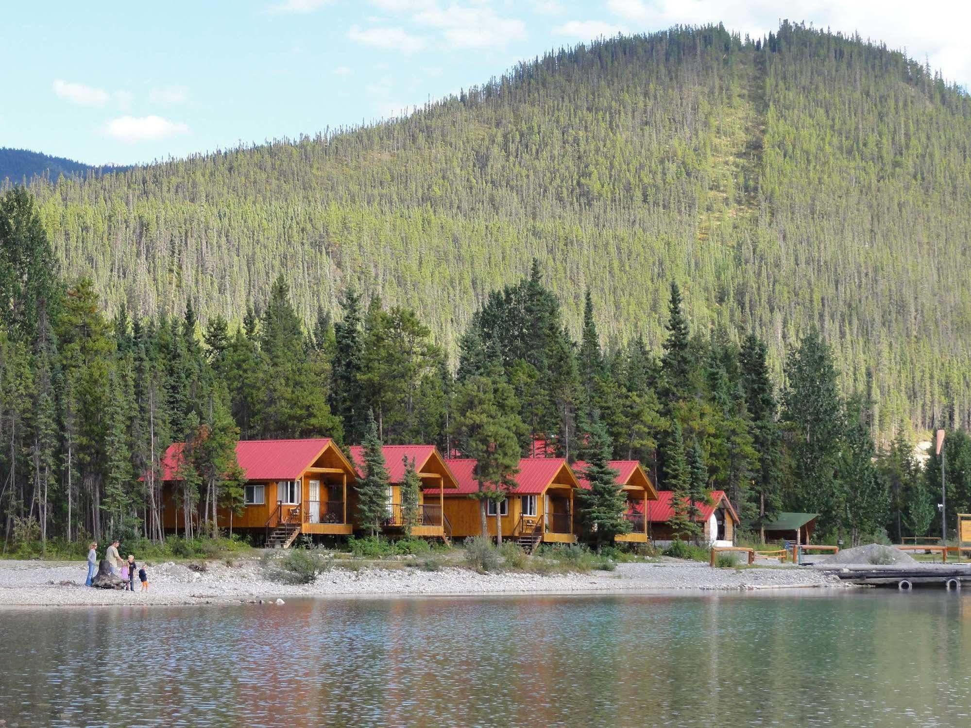 Northern Rockies Lodge Muncho Lake Extérieur photo