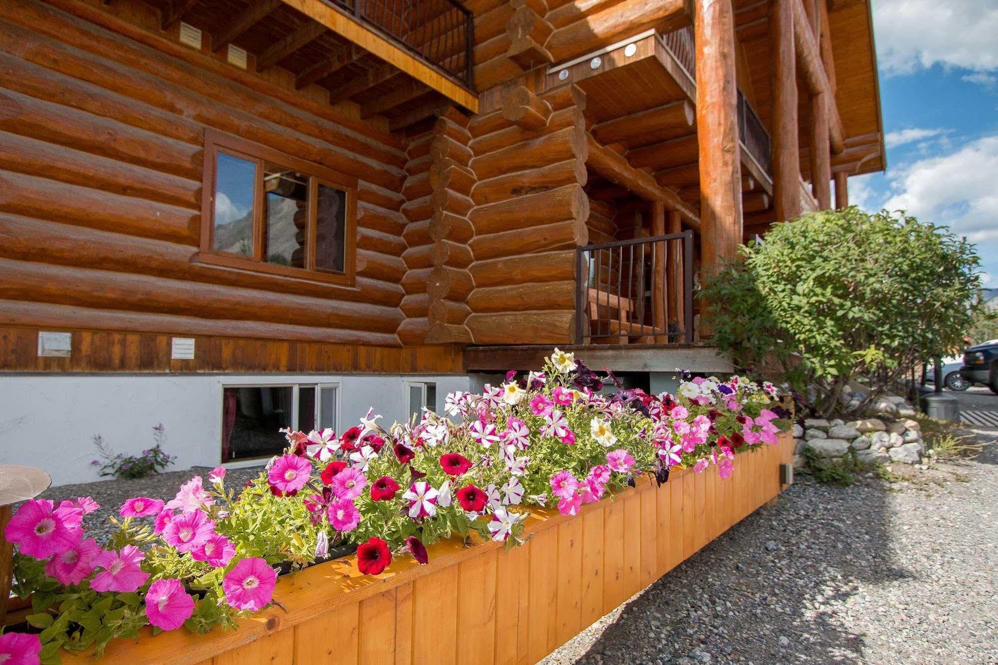 Northern Rockies Lodge Muncho Lake Extérieur photo