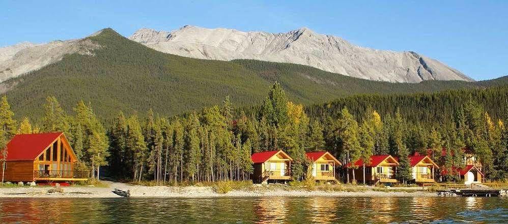 Northern Rockies Lodge Muncho Lake Extérieur photo