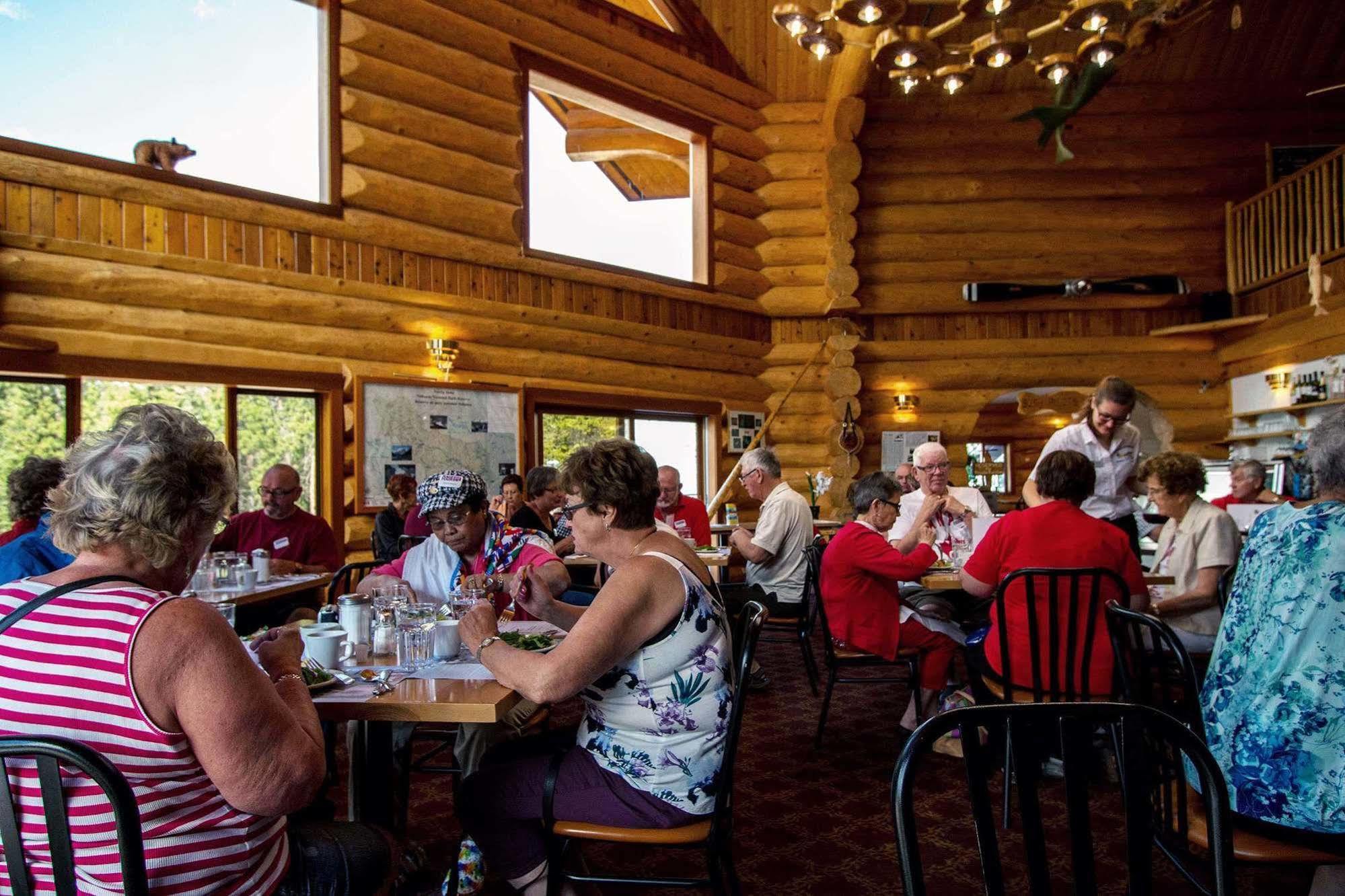 Northern Rockies Lodge Muncho Lake Extérieur photo