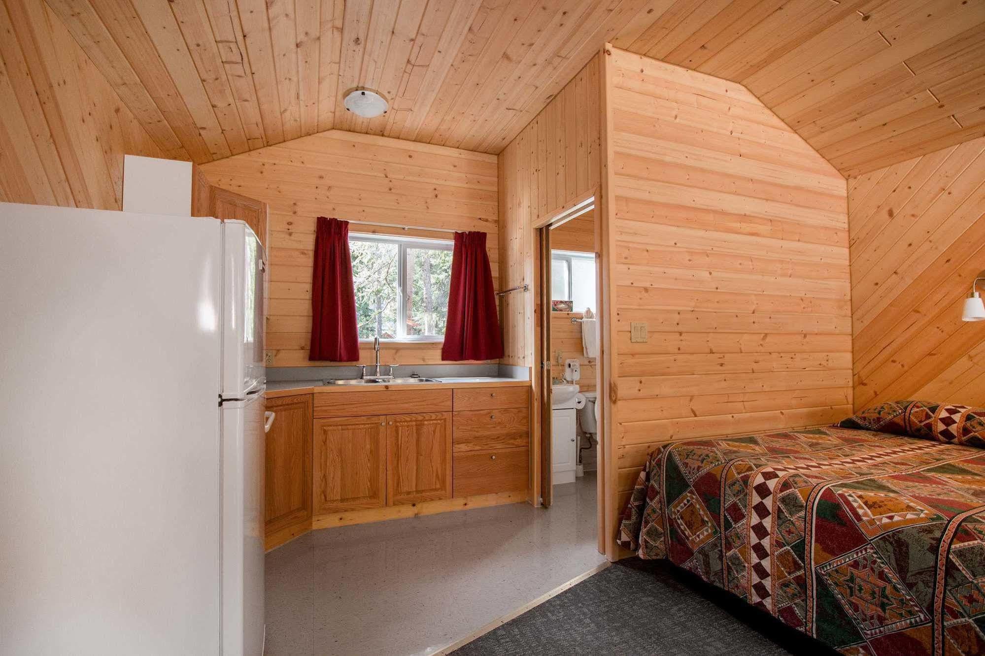 Northern Rockies Lodge Muncho Lake Extérieur photo