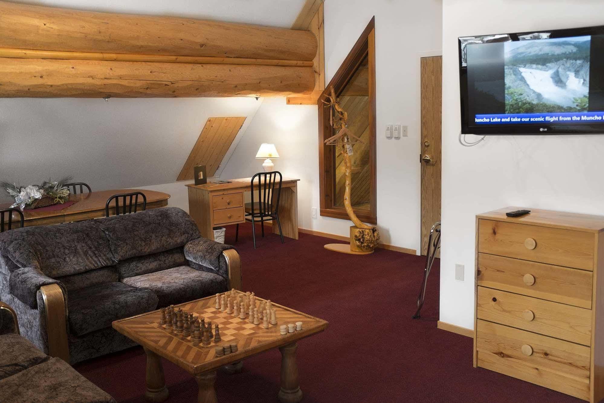 Northern Rockies Lodge Muncho Lake Extérieur photo