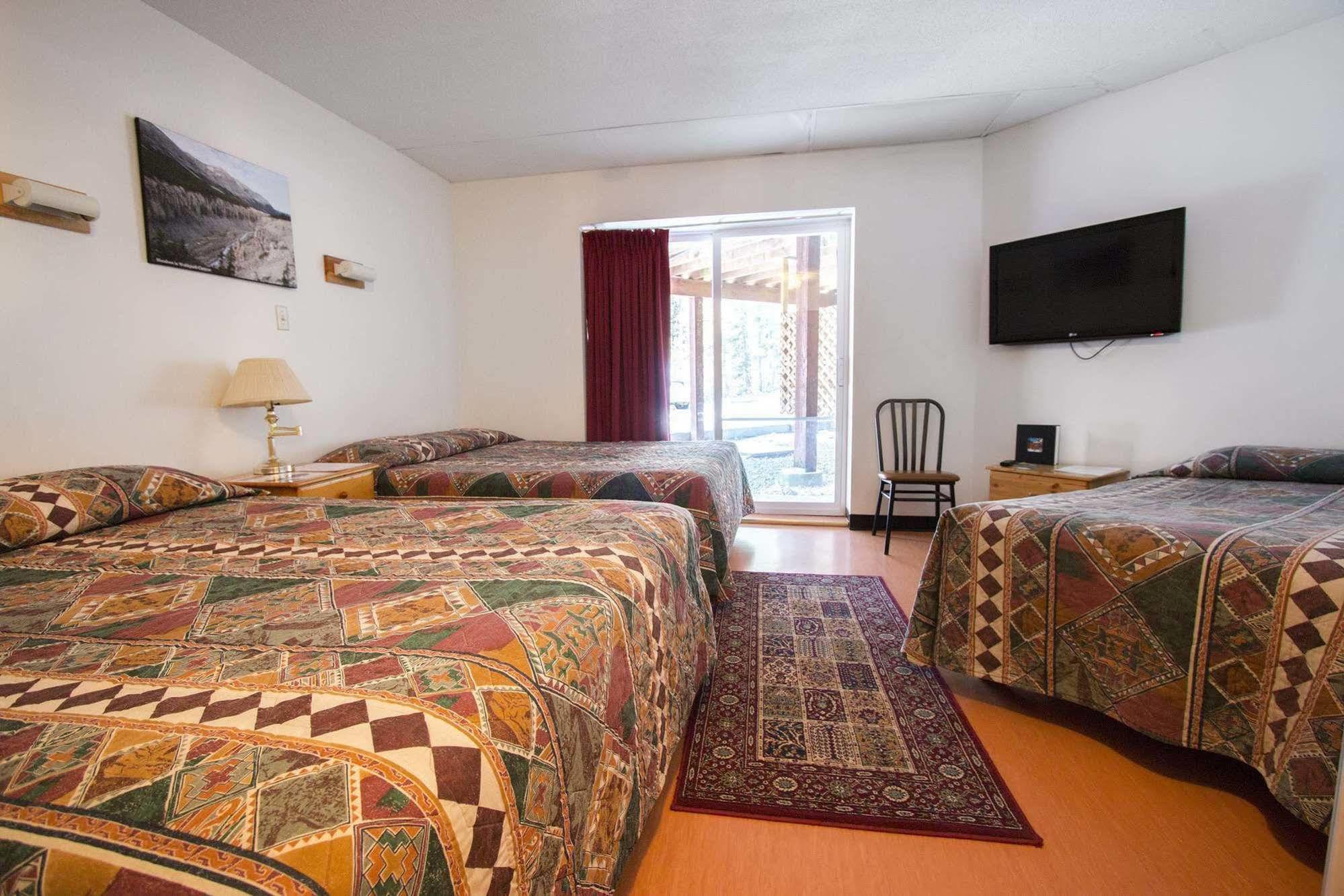 Northern Rockies Lodge Muncho Lake Extérieur photo