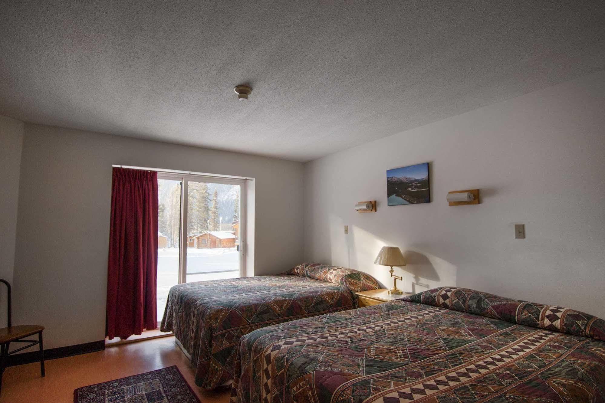 Northern Rockies Lodge Muncho Lake Extérieur photo