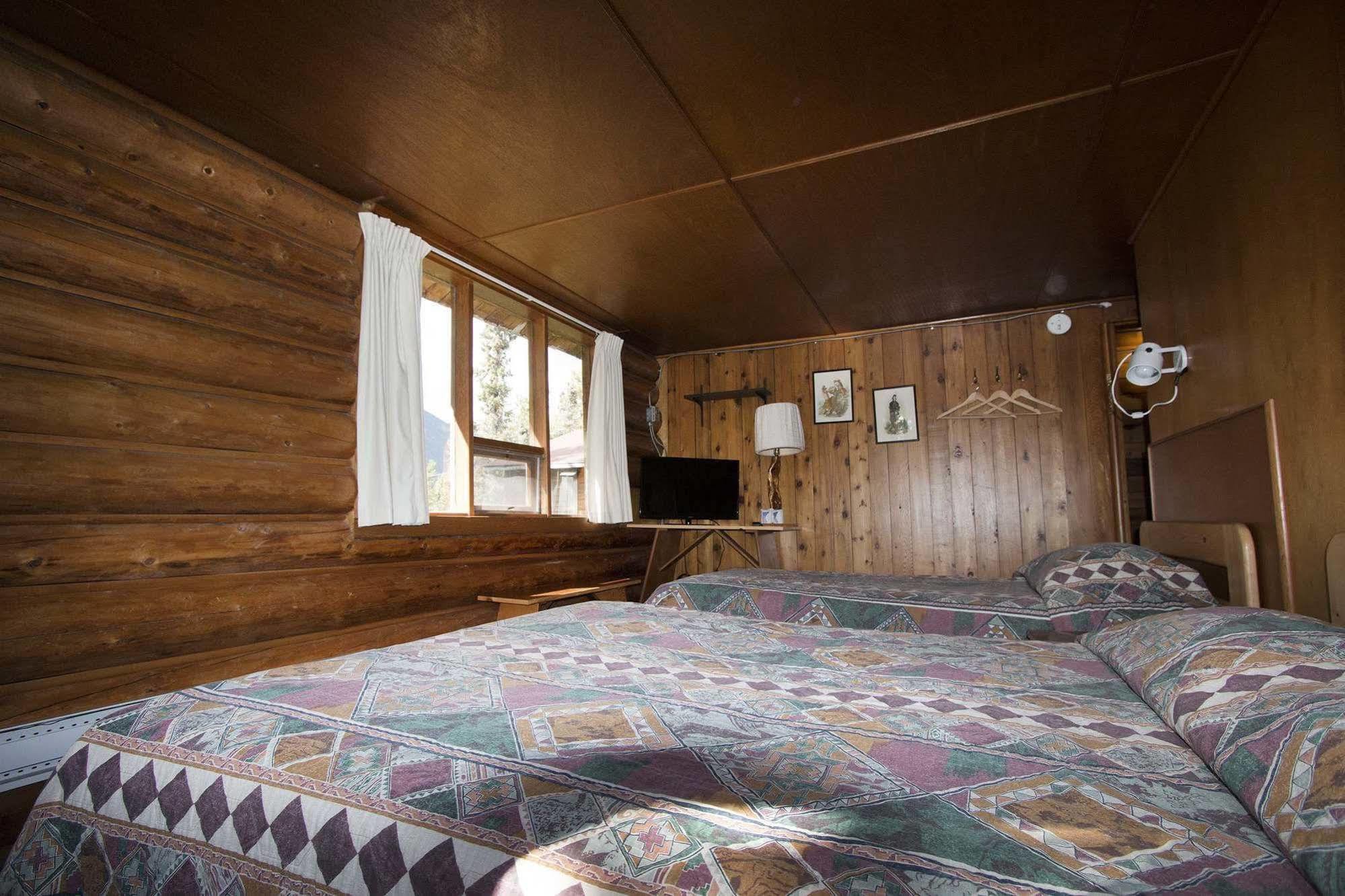 Northern Rockies Lodge Muncho Lake Extérieur photo