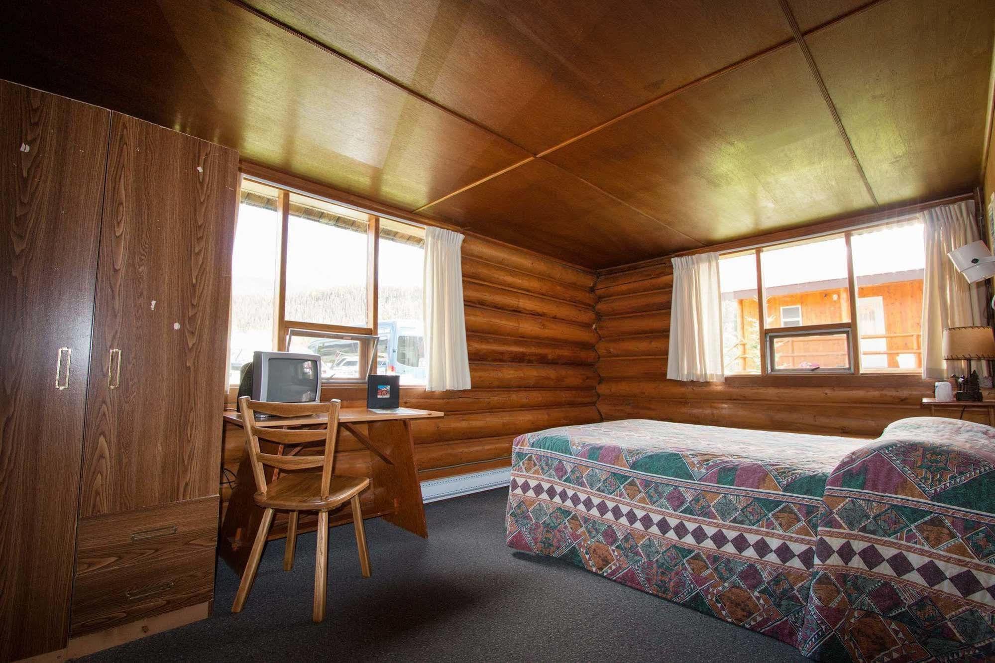Northern Rockies Lodge Muncho Lake Extérieur photo