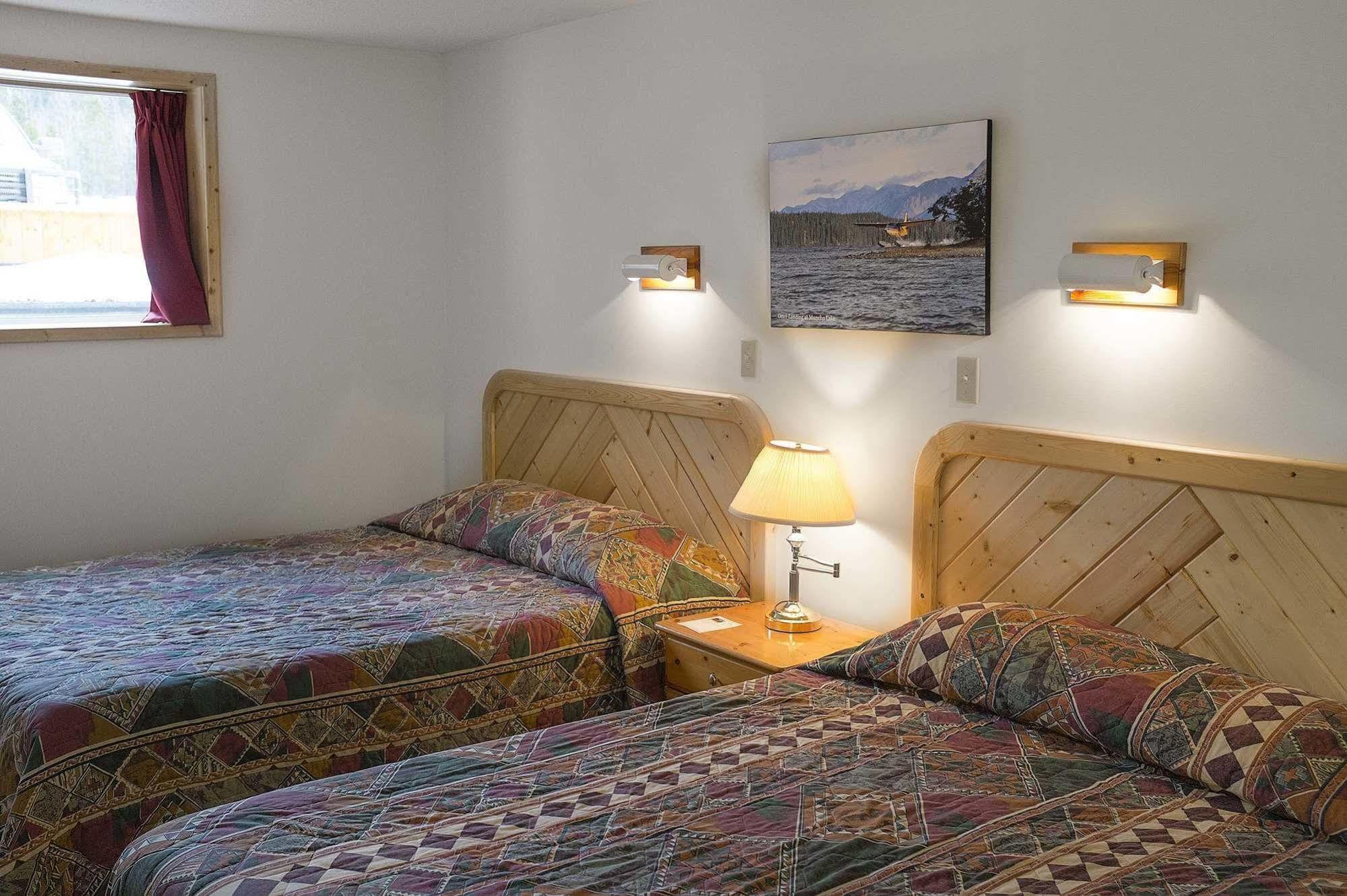 Northern Rockies Lodge Muncho Lake Extérieur photo