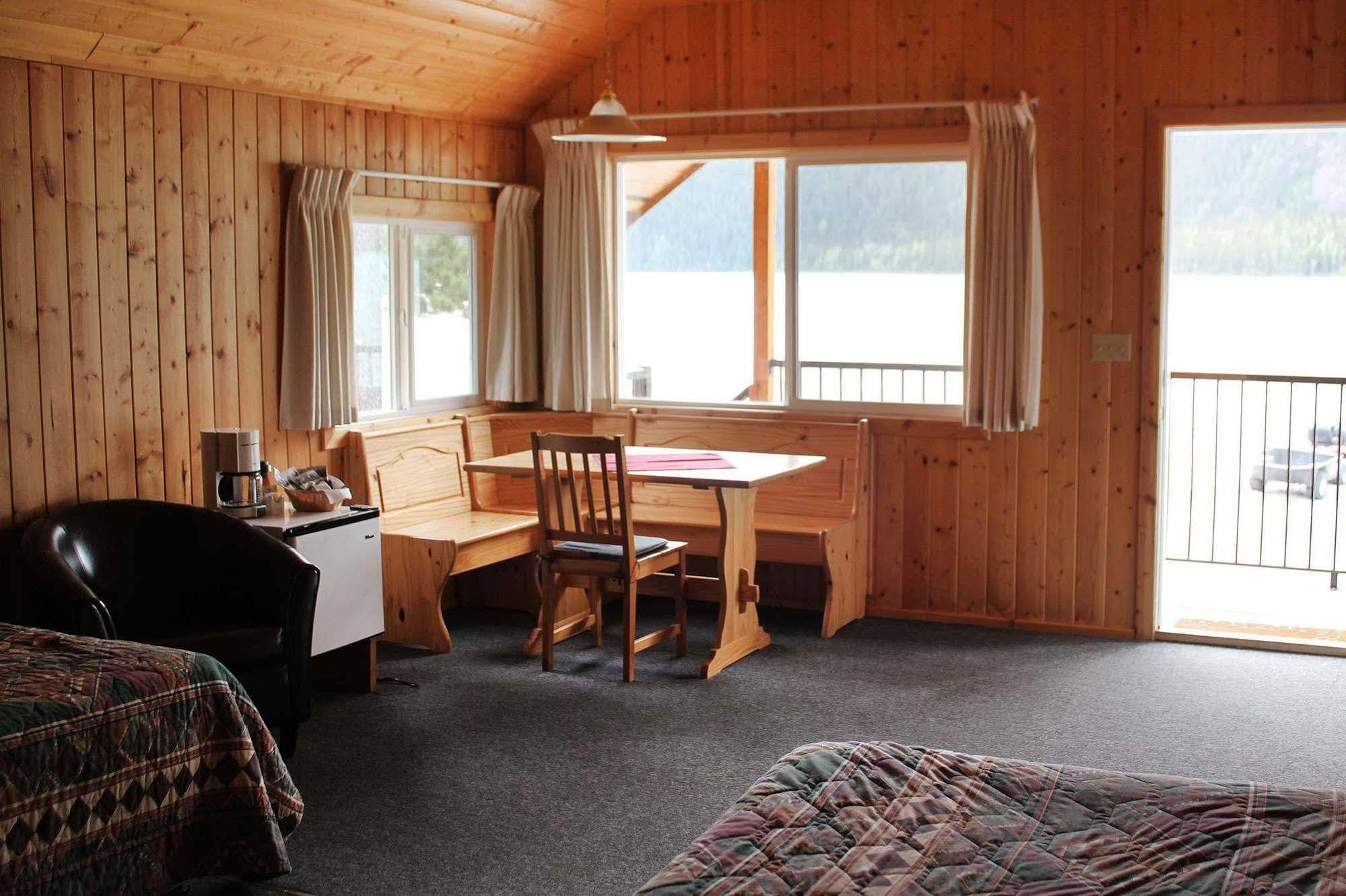 Northern Rockies Lodge Muncho Lake Extérieur photo