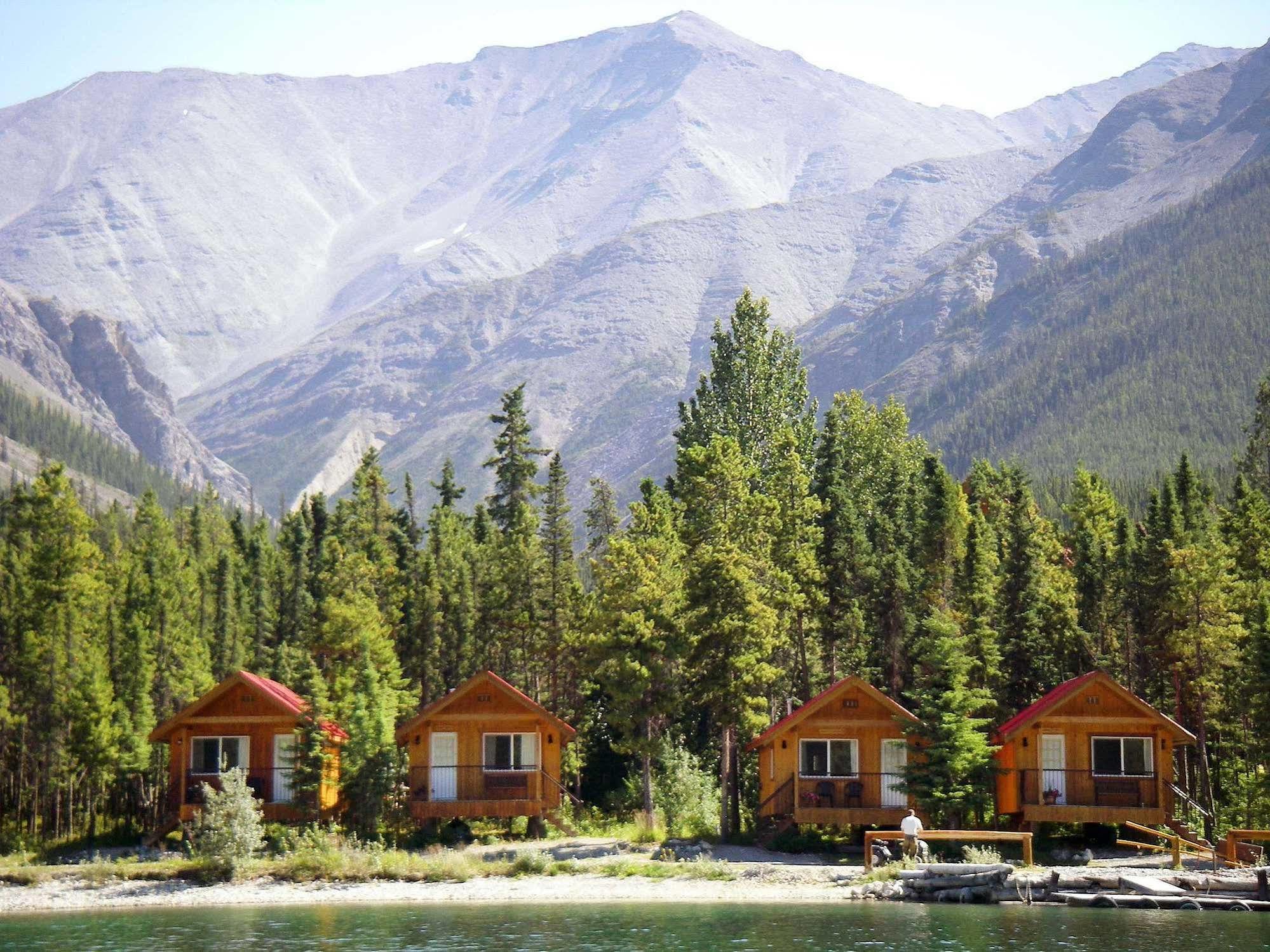 Northern Rockies Lodge Muncho Lake Extérieur photo