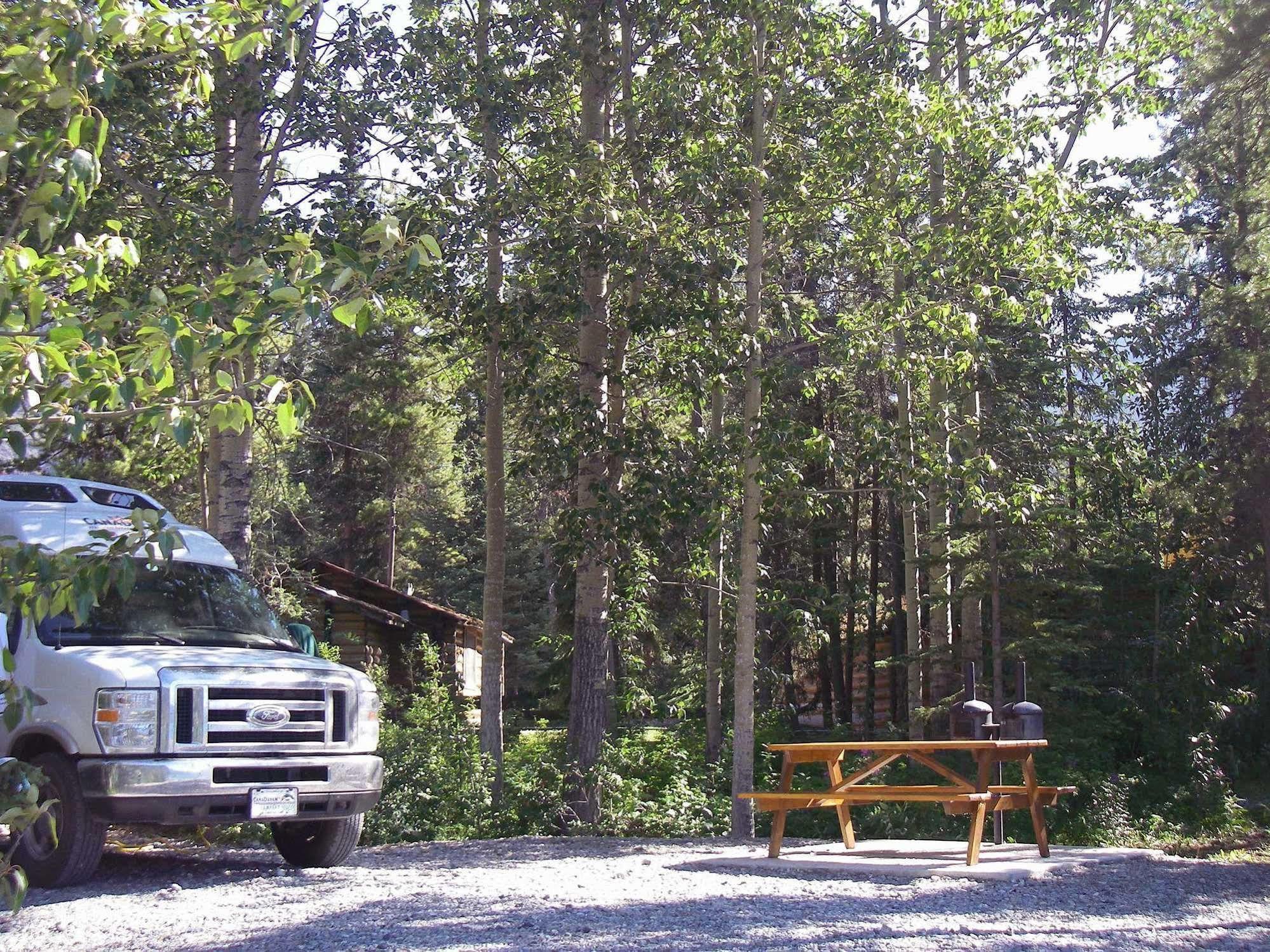 Northern Rockies Lodge Muncho Lake Extérieur photo